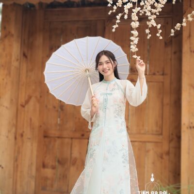 Áo dài Mộc Tranh xẻ tà thêu nổi